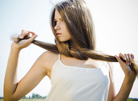 kaip išvengti plaukų slinkimo vasarą