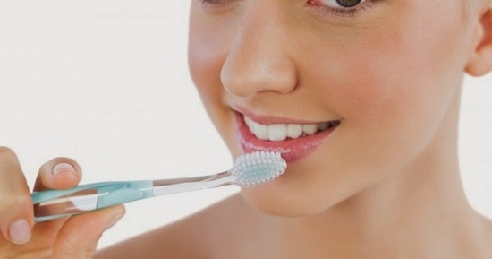 Diş Fırçası ile Dudaklara Eksfoliye Edin