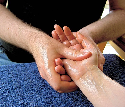 Ellerdeki Kırışıklıkları Tedavi Etmek İçin Masaj