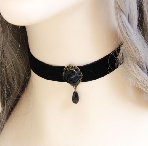 „Black Rose“ pakabukas nėriniuotu kakleliu