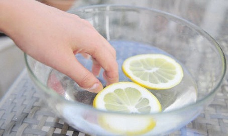 Ką naudoti norint pašalinti nagų laką - citrinų sulčių ir acto mišinį