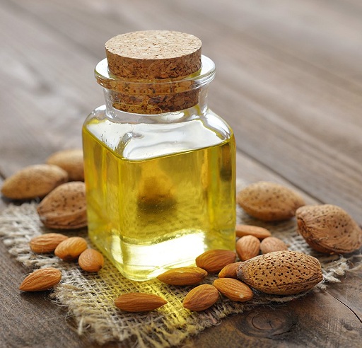 Vitamino E aliejus ir migdolų aliejus tamsiems ratams