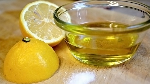 Koyu Halkalar İçin Limonlu Zeytinyağı