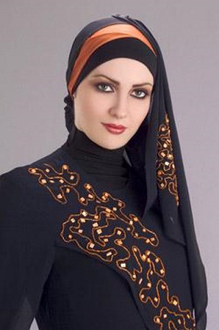 Šoninis pasviręs hidžabo stilius