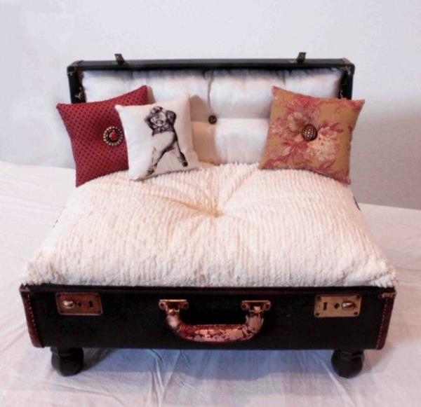 φτιάξτε το δικό σας κρεβάτι σκύλου παλιά βαλίτσα με μαξιλάρια