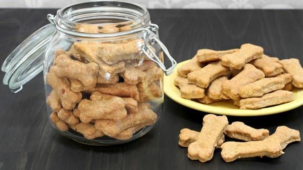 Bήστε τα μπισκότα σκύλου μόνοι σας σε ένα πιάτο και σε ένα ποτήρι