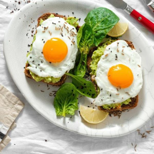 εγχώριο brunch μπουφές brunch ιδέες ρολά αβοκάντο με τηγανητά αυγά