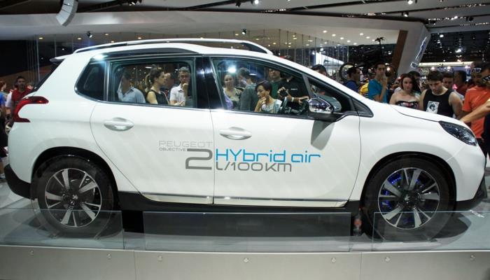 υβριδικό αυτοκίνητο παράγει ενέργεια εξοικονομεί Peugeot 2008 HYbrid αέρα