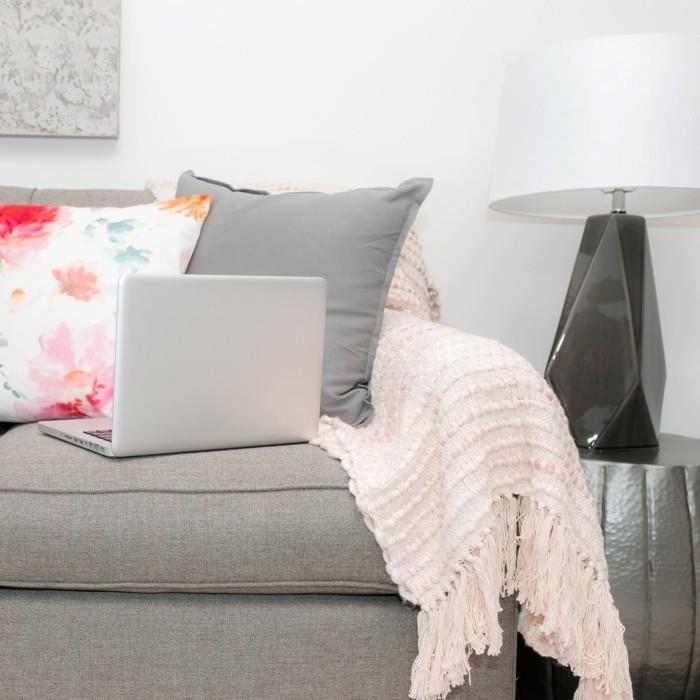 hygge στο σαλόνι με επίπλωση και διακοσμητικές ιδέες σε αυτό το μοντέρνο στιλ