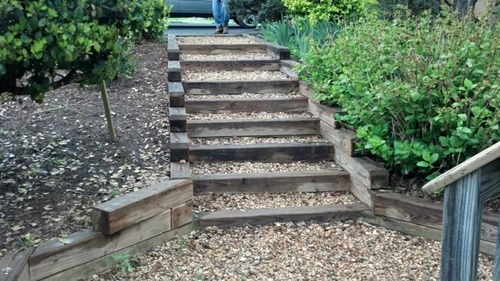 ιδέα για σκάλες κήπου χτίστε μόνοι σας χαλίκια ξύλινα δοκάρια μπροστά στον κήπο