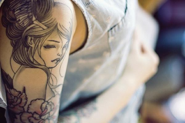 ιδέες σχεδιασμός τατουάζ άνω βραχίονα όμορφη γυναίκα ώμος