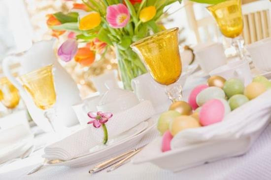 ιδέες Πασχαλινή διακόσμηση τραπέζι διακόσμηση πολύχρωμα πασχαλινά αυγά μαχαιροπίρουνα ποτήρια λουλούδια τουλίπες