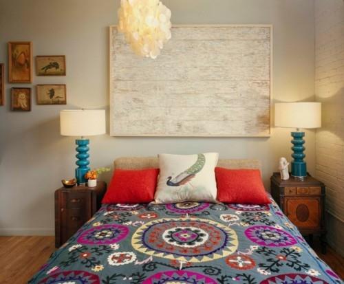 ιδέες κρεβατοκάμαρα εκλεκτικά χρωματιστά κλινοσκεπάσματα όμορφη διακόσμηση τοίχου