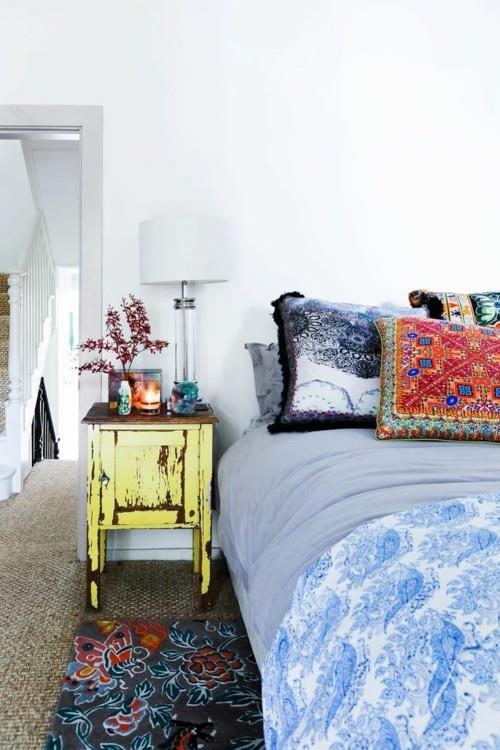 ιδέες κρεβατοκάμαρα εκλεκτικά χρώματα υφάσματα παλιό κομοδίνο