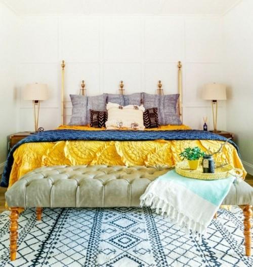 ιδέες υπνοδωμάτιο εκλεκτικό όμορφο χαλί κομψό κίτρινο κρεβατάκι πάγκο κρεβατοκάμαρας