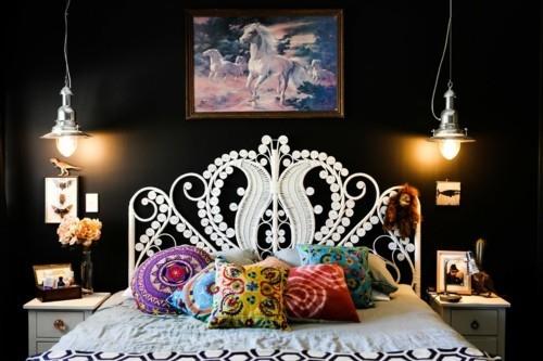 ιδέες κρεβατοκάμαρα εκλεκτικό λευκό κρεβάτι μαύρος τοίχος