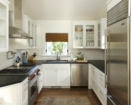 μικρή κουζίνα λευκή μαύρη ιδέα φωτεινή ατμόσφαιρα ιδέα επάνω ντουλάπια κουζίνας