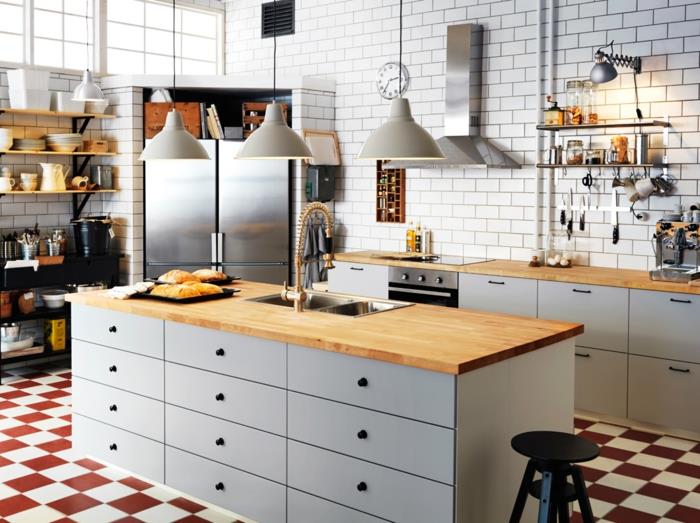 ikea κουζίνα κρέμα λευκά ντουλάπια κρεμαστά φώτα βιομηχανικού στυλ λευκά πλακάκια μετρό