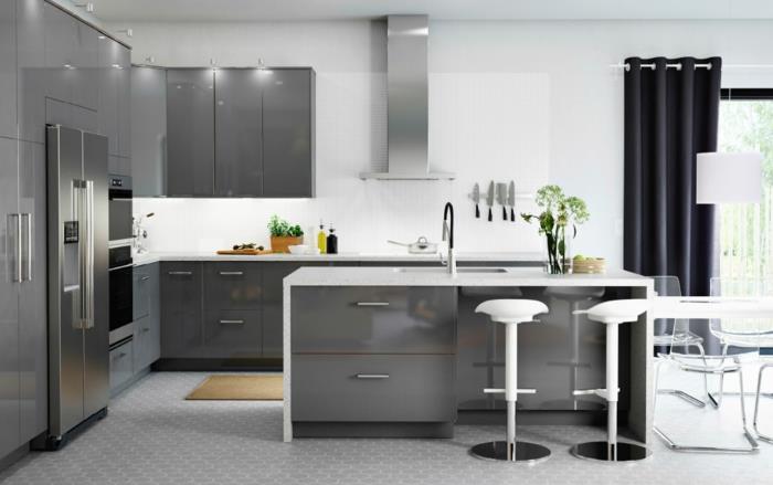 ντουλάπια κουζίνας ikea ανοιχτό γκρι υψηλής στιλπνότητας σκαμπό λευκό νησί κουζίνας