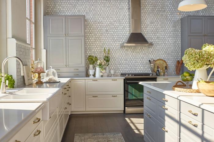 ντουλάπια έπιπλα κουζίνας κουζίνες ikea λευκά ανοιχτό γκρι πλακάκια τοίχου