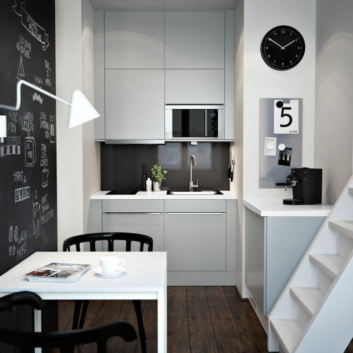 κουζίνες ikea μικρή κουζίνα στήνουν λευκά ντουλάπια κουζίνας μπροστινά τραπέζι τραπεζιού κιμωλία βαφή τοίχου