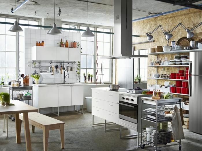 κουζίνες ikea μεταλλικά ματ πάνελ από κόντρα πλακέ κρεμαστά φώτα λευκά ντουλάπια κουζίνας