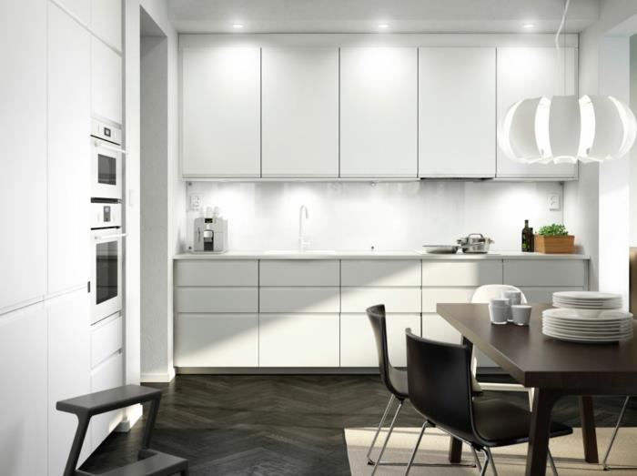 κουζίνες ikea μοντέρνα κουζίνα λευκά ντουλάπια ξύλινα τραπεζοκαρέκλες