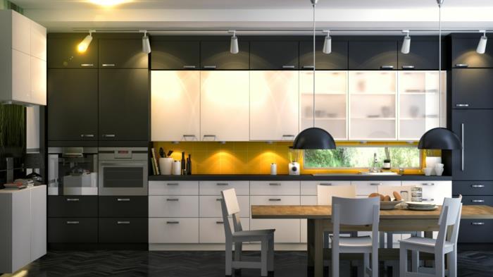κουζίνα ikea μοντέρνα έπιπλα λευκό ανθρακί τραπέζι τραπεζαρίας ξύλινες καρέκλες κρεμαστό φωτιστικό
