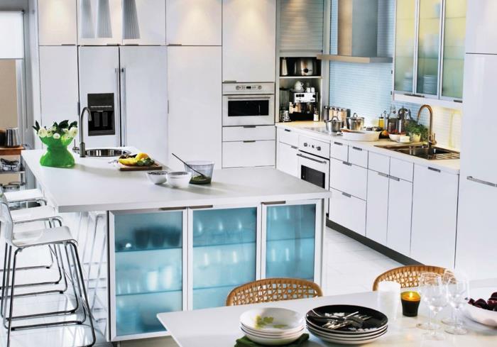 ντουλάπια κουζίνας λευκής πρόσοψης κουζίνας ikea παρουσιάζουν ενσωματωμένες συσκευές κουζίνας