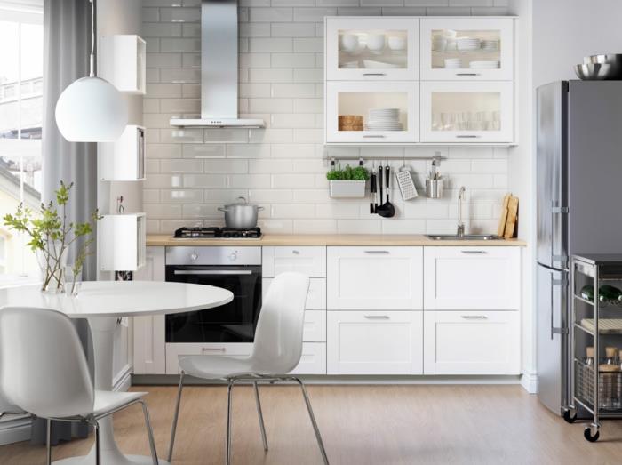 ντουλάπια κουζίνας ikea βιτρίνα μετρό πλακάκια τοίχου στρογγυλά πλαστικά καρέκλες τραπεζαρίας