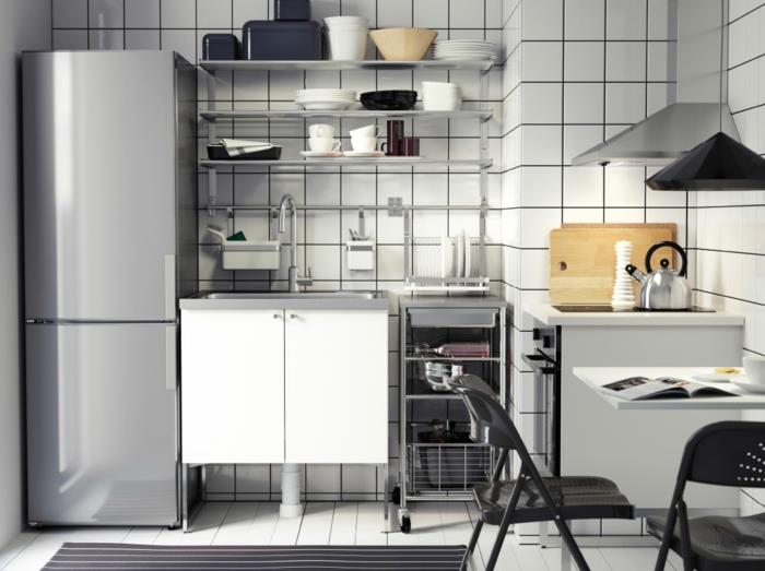 ikea κουζίνα λευκά πλακάκια τοίχου ανοιχτά ράφια τοίχου πτυσσόμενες καρέκλες νιπτήρα λευκό