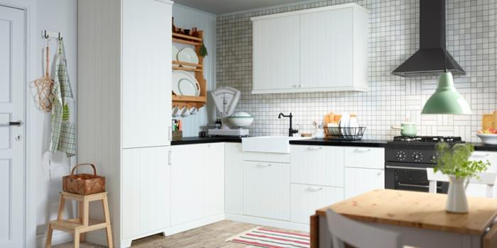 έπιπλα κουζίνας ikea σκαμπό ξύλινα έπιπλα κουζίνας ψηφιδωτά πλακάκια τοίχου λευκά