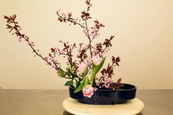 ikebana ανοιξιάτικα λουλούδια άνθη κερασιάς τουλίπες