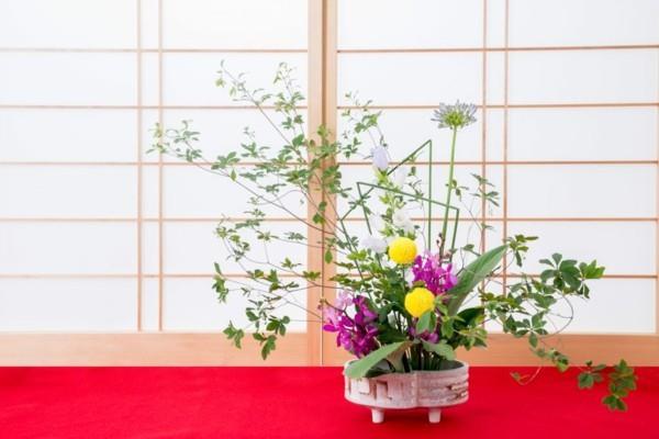 ikebana ιαπωνική διάταξη λουλουδιών πολύχρωμα λουλούδια