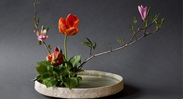 ikebana ιαπωνική ανθοσύνθεση τουλίπες μανόλια