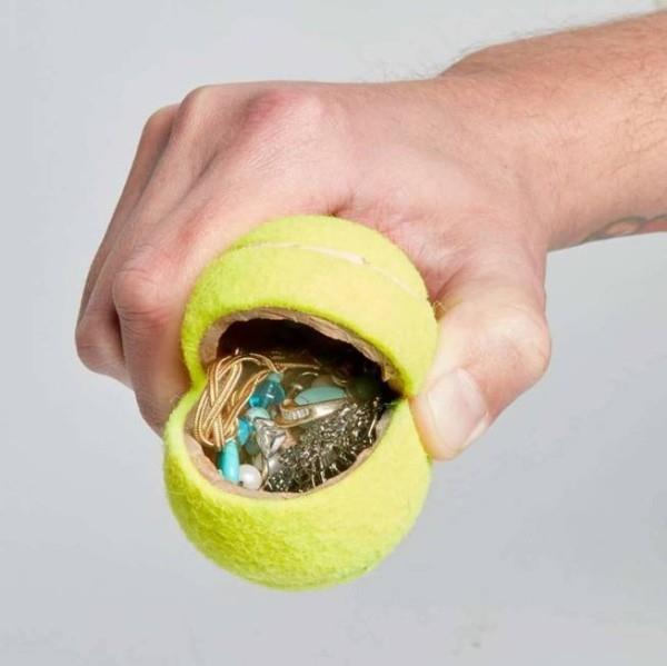 χρήματα κρυψώνες σε μια μπάλα για τένις