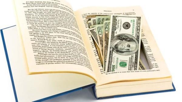 κρύβοντας χρήματα σε ένα βιβλίο