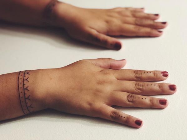 ινδικό τατουάζ όμορφα ζωγραφισμένα χέρια