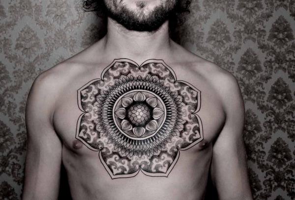 ινδικό τατουάζ - τατουάζ στο στήθος
