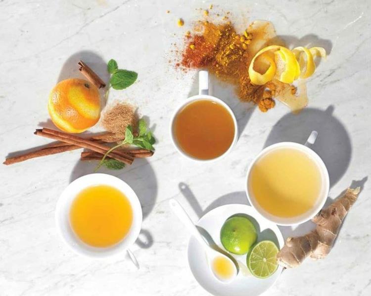 Ινδικό μπαχαρικό ανακατεύουμε τσάι κουρκουμά με τζίντζερ με λεμόνι και μέλι