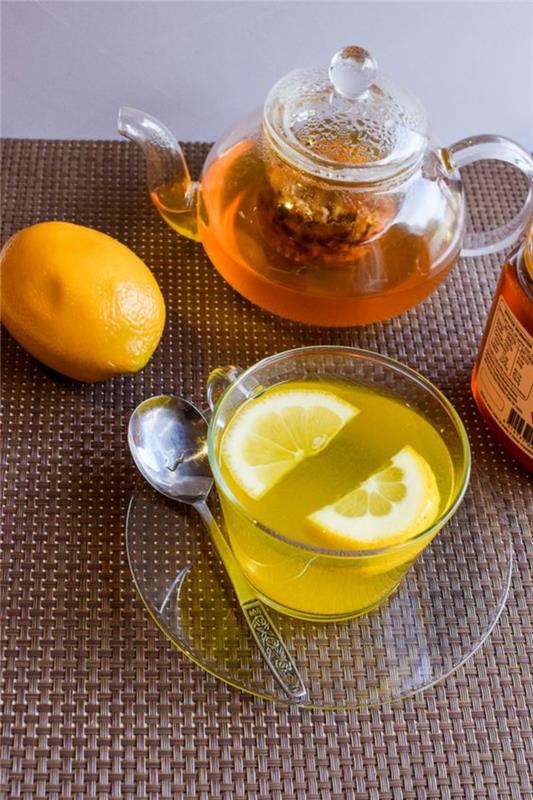 Ινδικό μπαχαρικό ανακατεύουμε τσάι κουρκουμά με λεμόνι