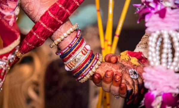 ινδική γαμήλια γαμήλια τελετή παράδοσης νύφη