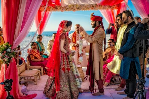 ινδική γαμήλια τελετή mandap λουλούδια