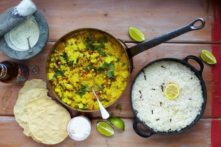Ινδικές σπεσιαλιτέ πιάτα anωμί Naan Ινδική μαγειρική