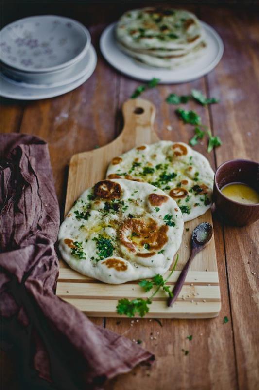 Ινδικές σπεσιαλιτέ ψωμί Naan Ινδικά μπαχαρικά
