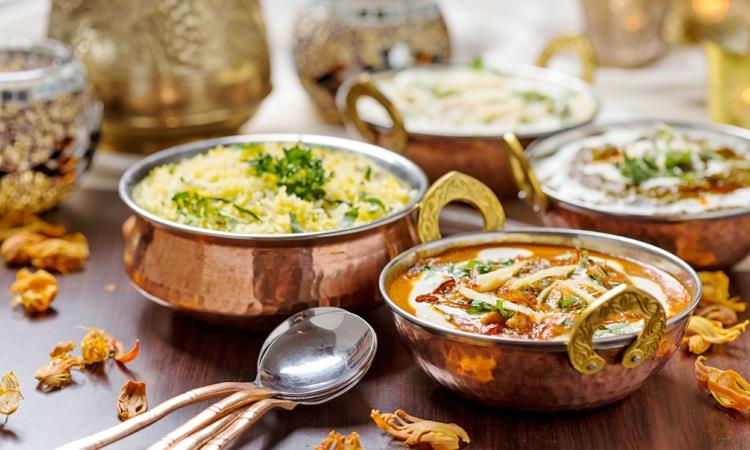 αγοράστε ινδικά μπαχαρικά και μαγειρέψτε ινδικό φαγητό