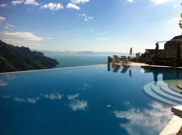 πισίνα υπερχείλισης στο ξενοδοχείο caruso της Ιταλίας