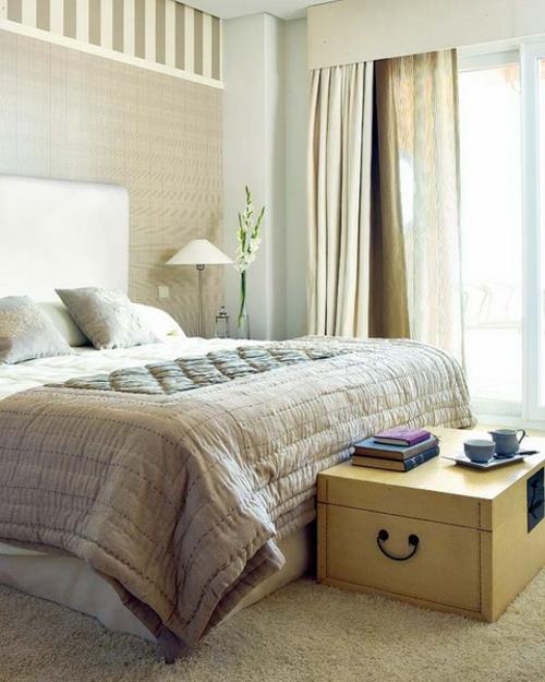εσωτερική διακόσμηση με μπαούλα χαμηλό ξύλο άνετο κρεβάτι υπνοδωμάτιο
