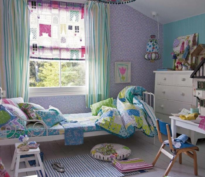 ιδέες εσωτερικού σχεδιασμού παιδικό δωμάτιο διακοσμημένο με χρωματιστό χαλί τοίχου με ριγέ χαλί