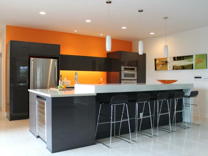 εσωτερική διακόσμηση κουζίνα σχεδιασμός πορτοκαλί μαύρος συνδυασμός πλακιδίων δαπέδου